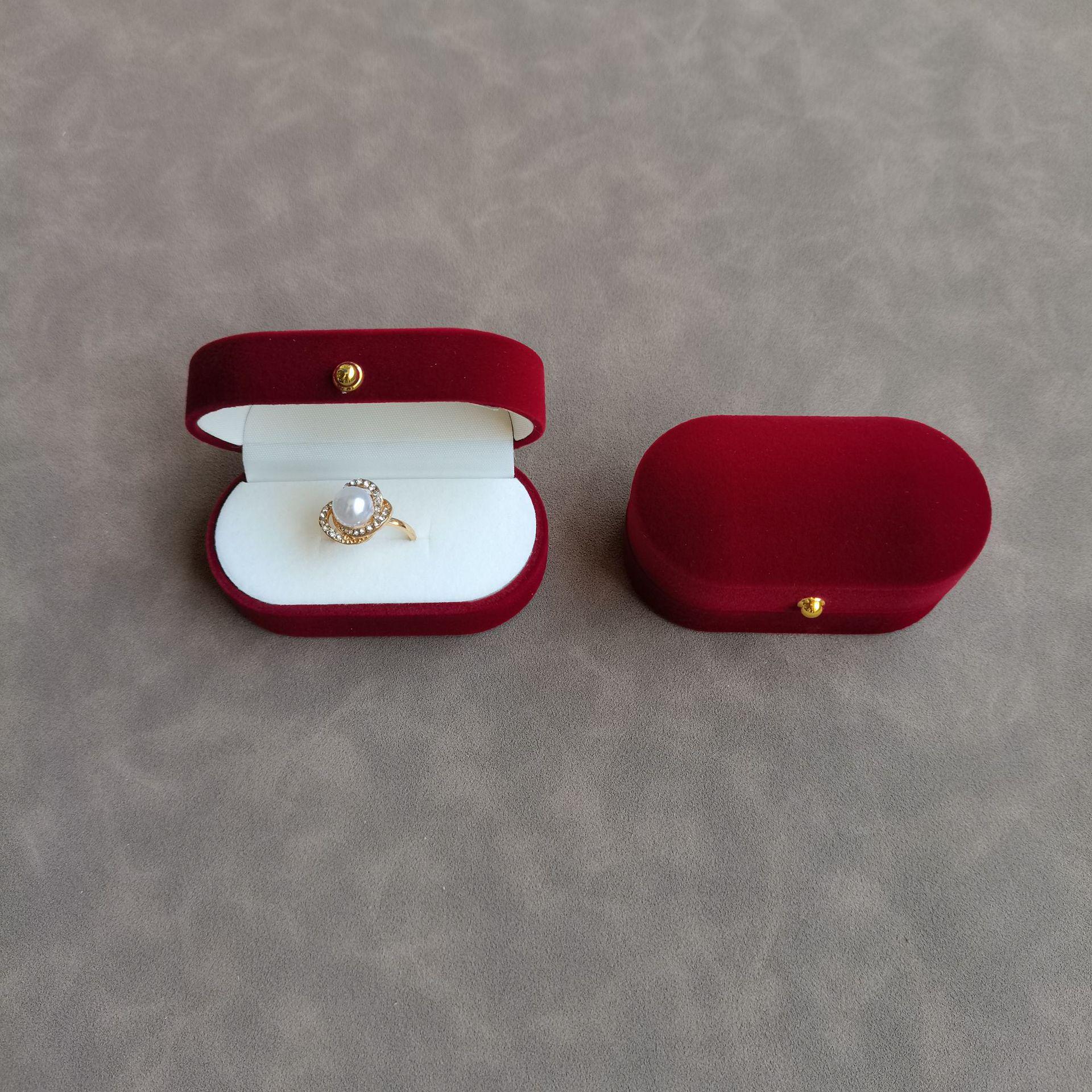 

Овальная бархатная подарочная коробка для колец и серег