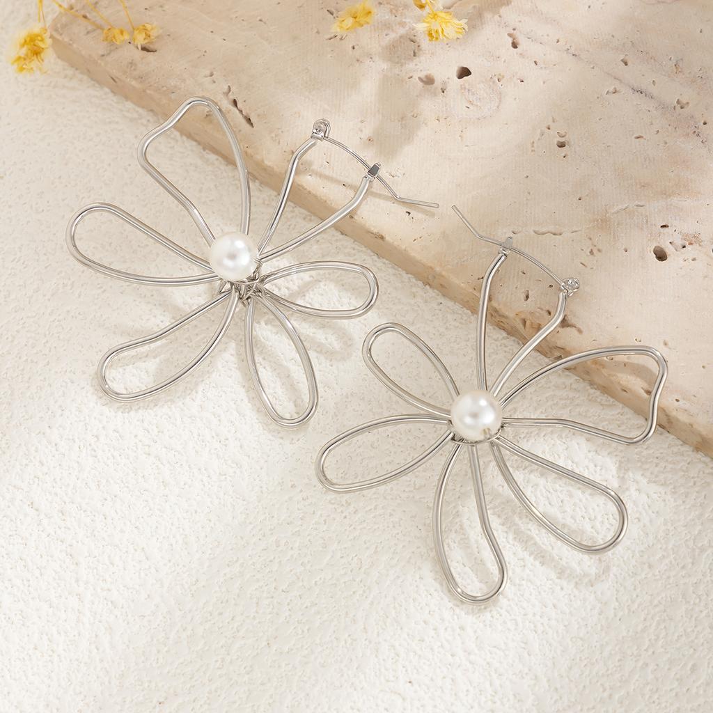 Exaggerated love flower long metal stud earring design sense Wrapped flower earrings earring design suitable for women's daily wear