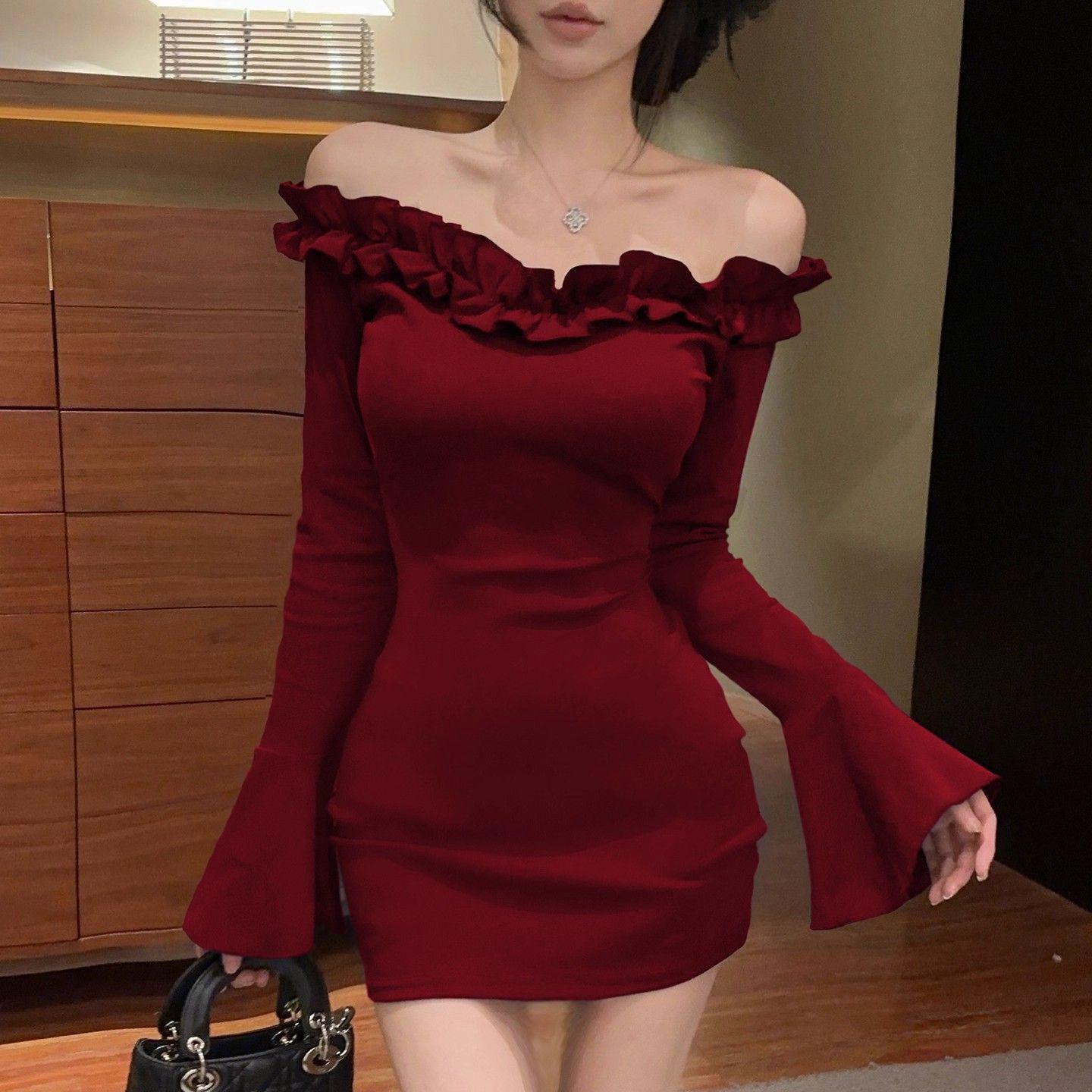 

2025 Trendy One-Shoulder Lace Bodycon Dress with Bell Sleeves M червоний