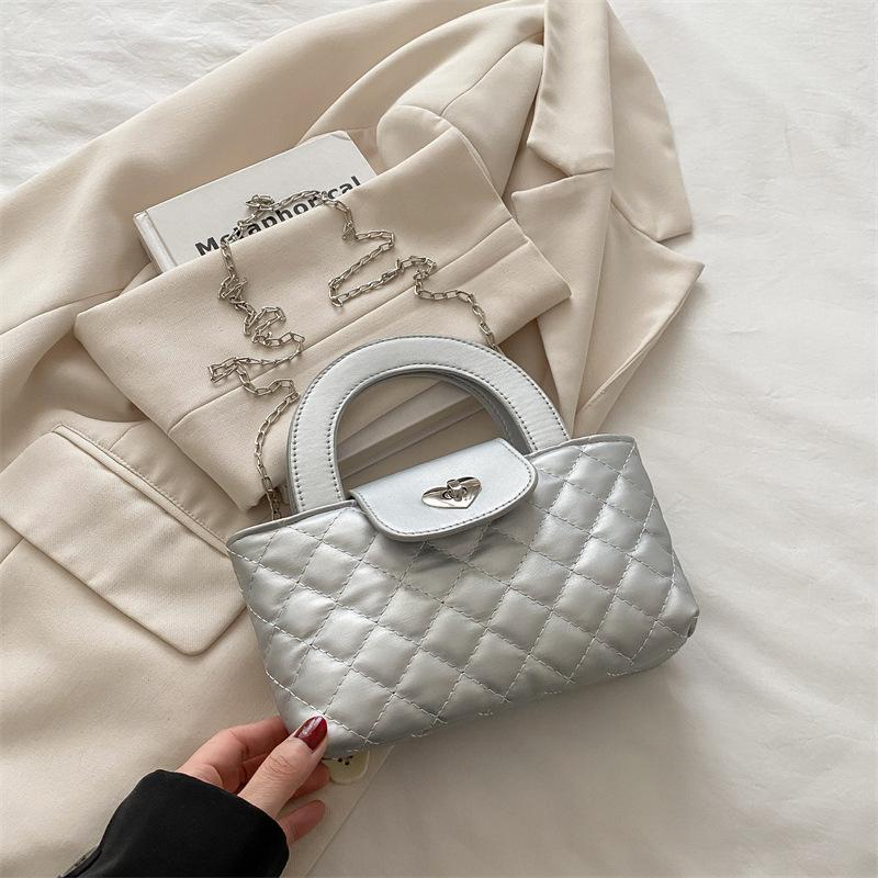 

Xiaoxiangfeng handbag bag women s 2025 new fashion diamond chain bag texture niche shoulder messenger bag square bag серебряный