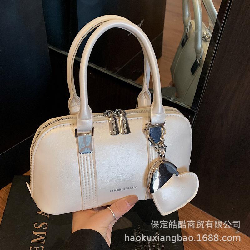 Niche design bag women's summer 2025 new casual messenger bag fashion this year popular portable shell bag