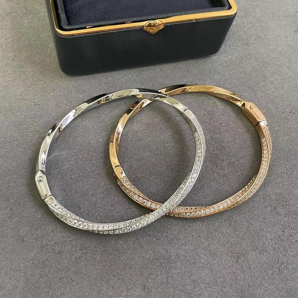 18K Gold Twisted Floral Bracelet for Women: Finely Carved, Diamond-Free, Spiral Design