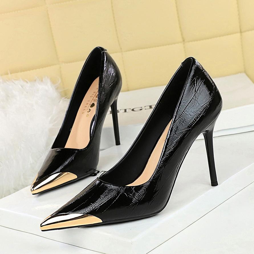 

Shallow women s shoes with pointed toes, slim heels, high heels, iron toe, metal decoration, super high heels, single shoes 34 чорний