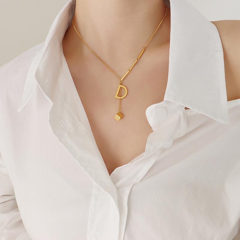 D Letter Niche Necklace: 18K Gold-Plated Titanium Steel Square Pendant on Clavicle Chain.