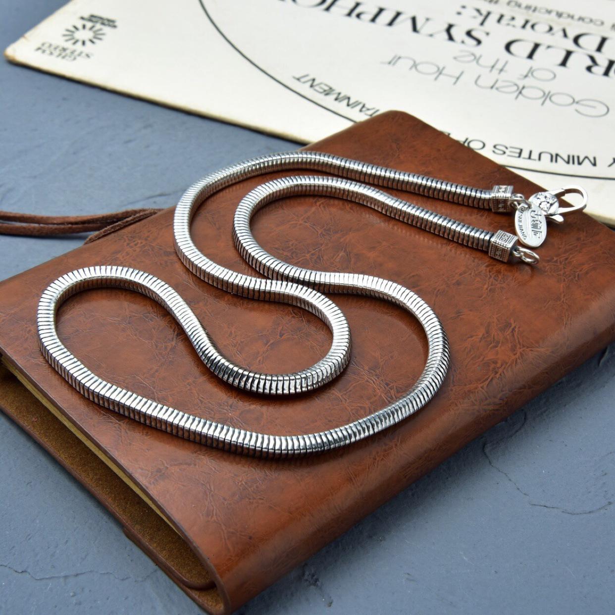 

2026 Square Snake Chain with Vajra Pestle Personalized Buckle Chain Width 4m Heavy Industry Fashion Couple Necklace 60CM