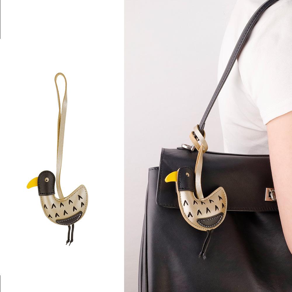 

Милый брелок-подвеска для сумки в виде животного-утки, ручной работы, из коровьей кожи высшего слоя, изысканный подарок для пары, подвеска для украшения автомобиля золотой