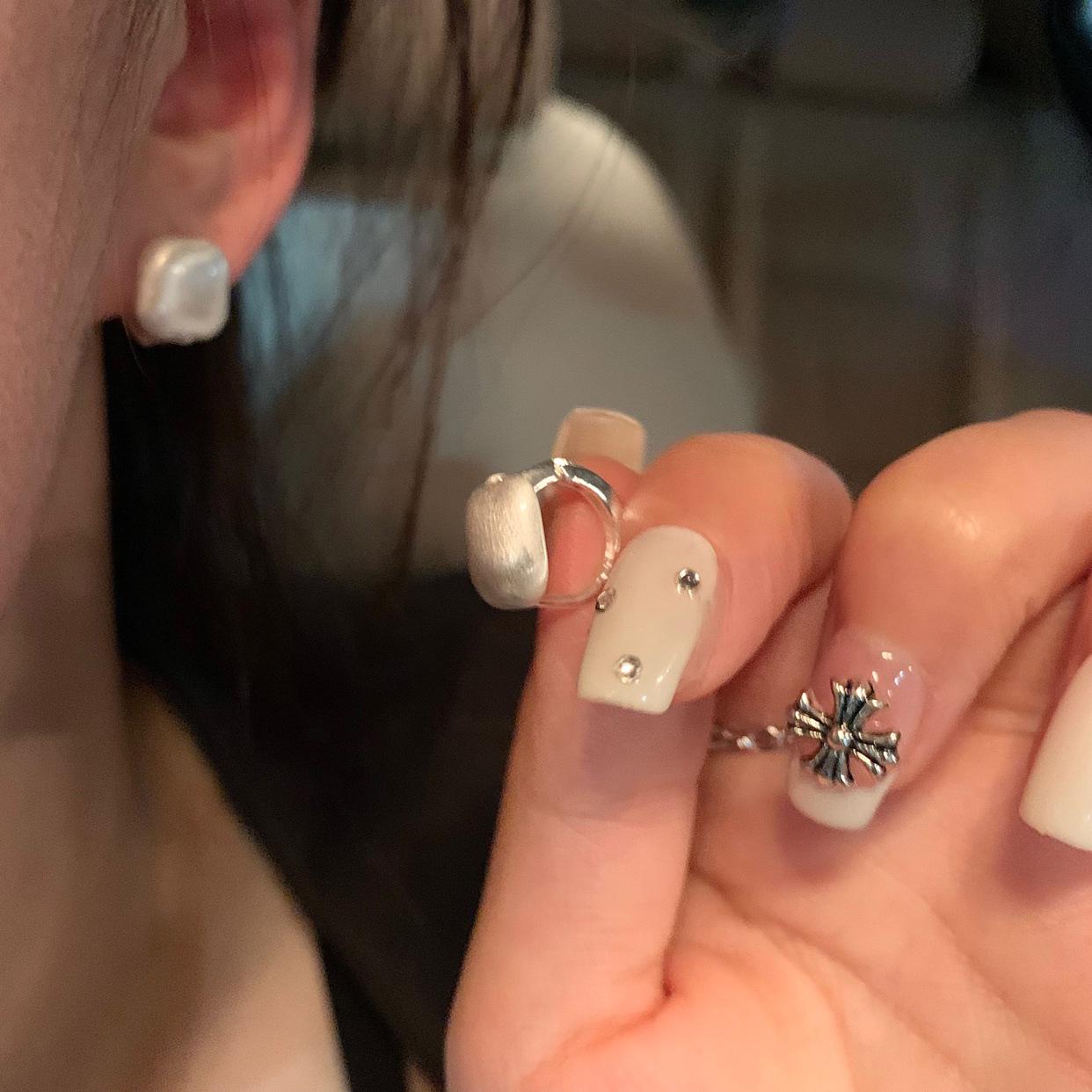 

2024 Серебряные серьги-гвоздики с матовой отделкой: Трендовый и универсальный женский модный аксессуар