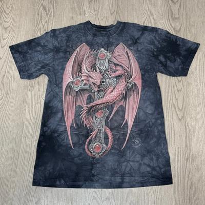 Tee Fantaisie Dragon de Montagne Croix Gothique Medium Tie Dye Manches Courtes Y2K