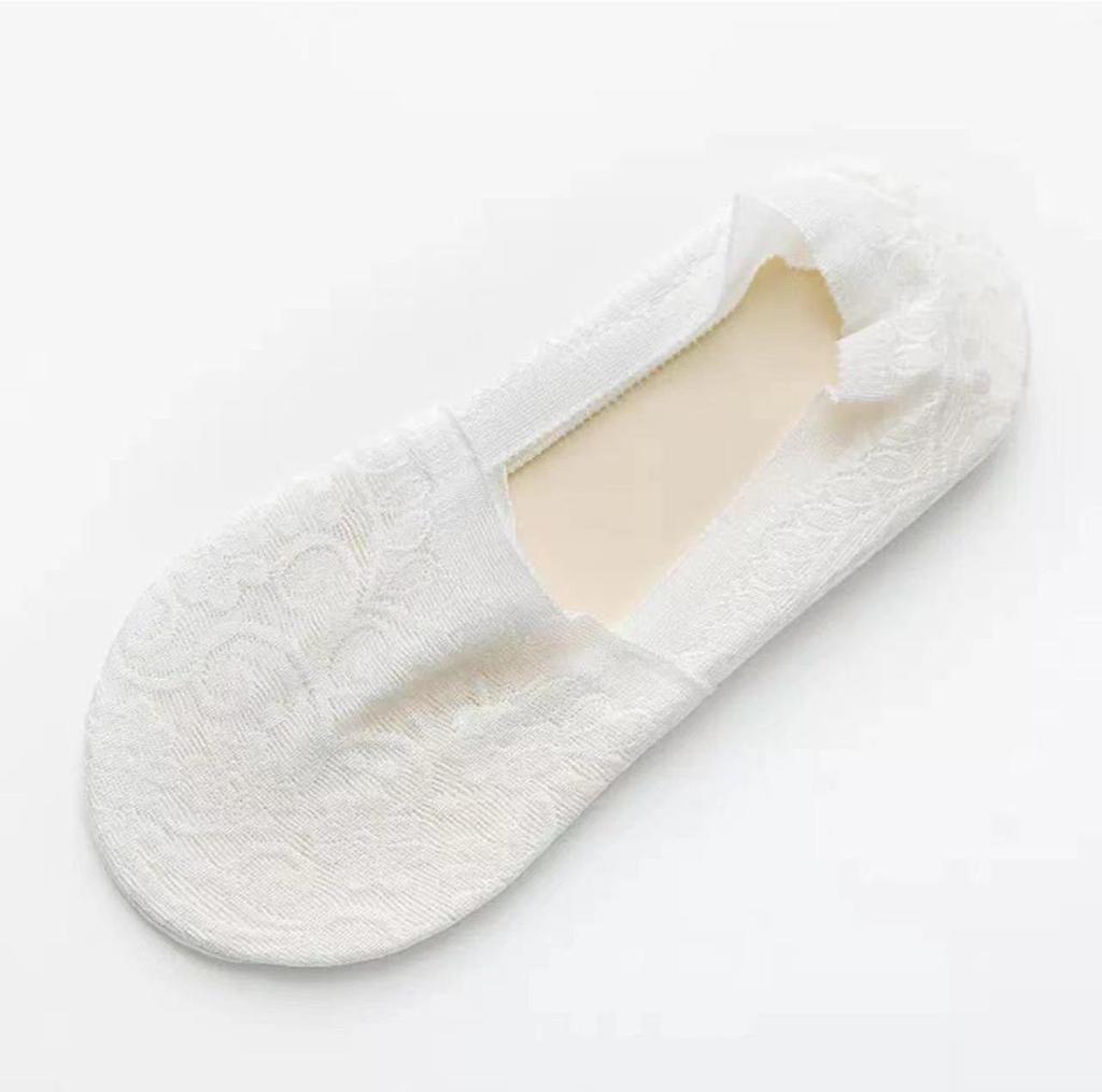 New Summer Women's Lace Boat Socks with Silicone Grip, Breathable Mesh Design and Invisible Finish.
