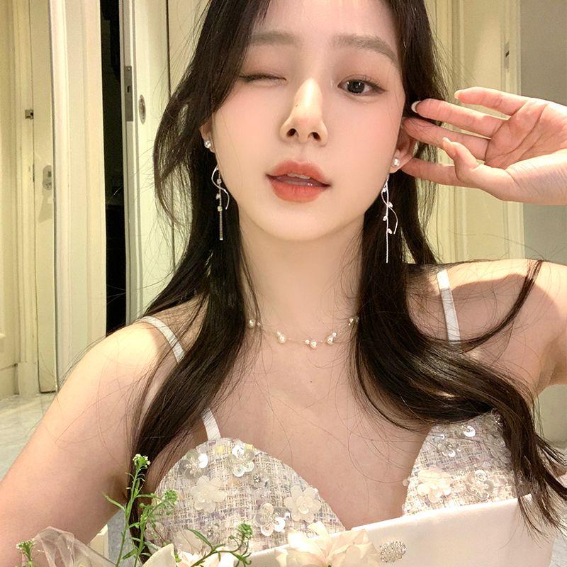 

Korean Style Sparking Zirconium Leaves Pearl Tassel Earrings Female Accessible Luxury Fancy Elegant Ear Studs Earrings Non-Piercing Ear Clip S925 silver needle-leaf tassel pair