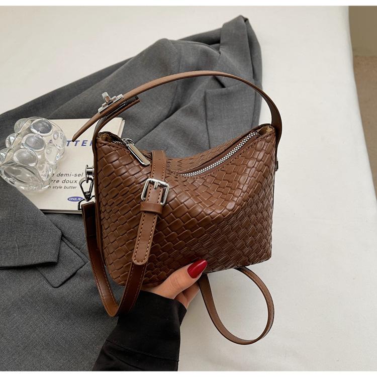 Niche popular textured woven bag women's 2025 spring and summer new Korean version fashionable and elegant one-shoulder portable messenger bag