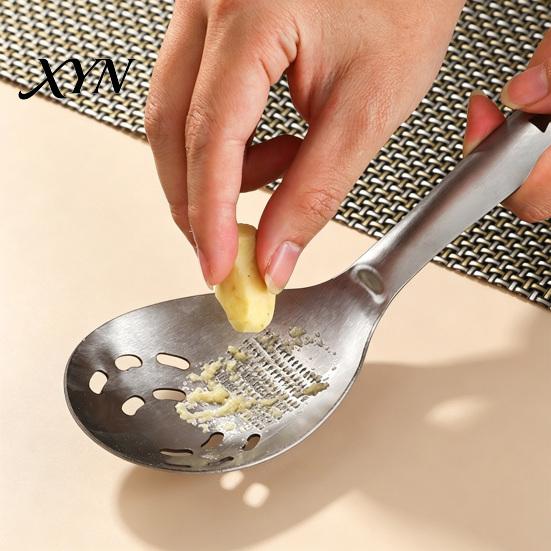 Leichtes Utensil für Picknick 5-in-1 Edelstahl-Schlitzlöffel, Multifunktions-Küchenwerkzeug mit Reibe, Sieb, Anti-Rutsch-Griff Kochlöffel