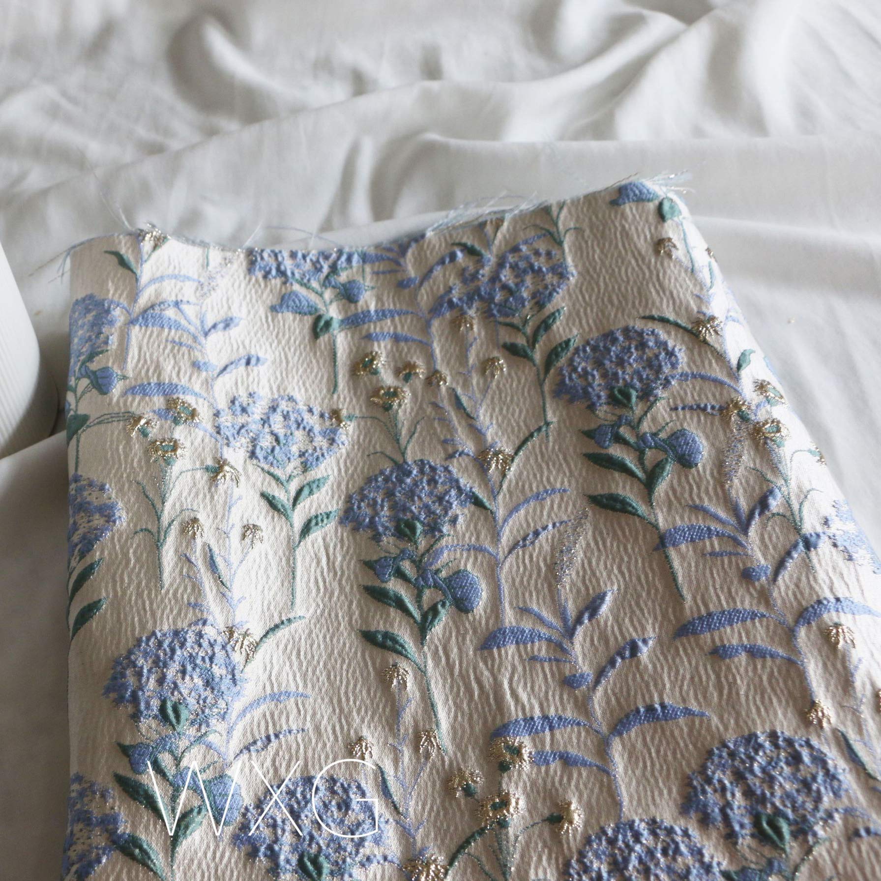 

Премиальная жаккардовая ткань с 3D цветочным узором шириной 140 см и длиной 95 см кремовый