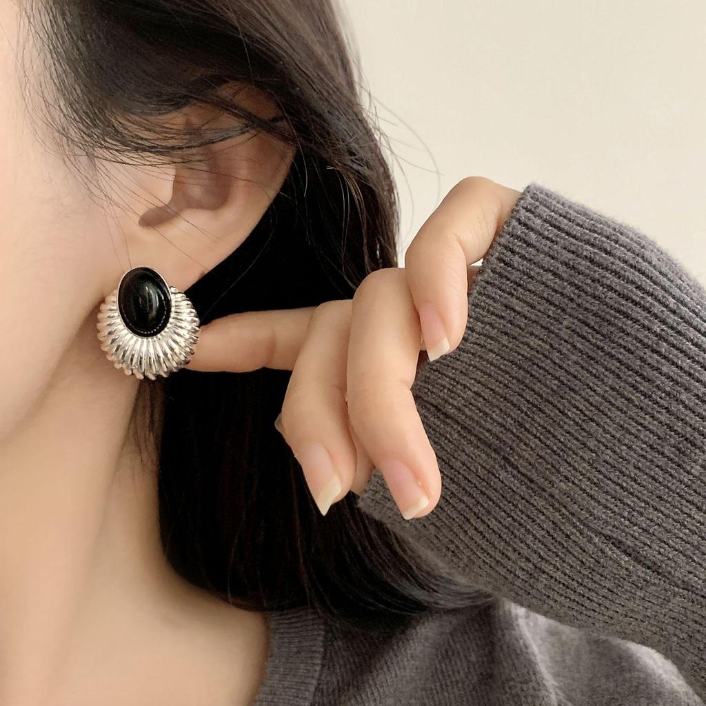Trendy Black Stone Stud Earrings: Exquisite Retro Style with Elegant Craftsmanship for Women
