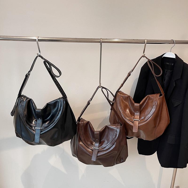 Autumn and winter retro underarm bag women's 2025 new pleated commuter bag simple large capacity shoulder messenger bag