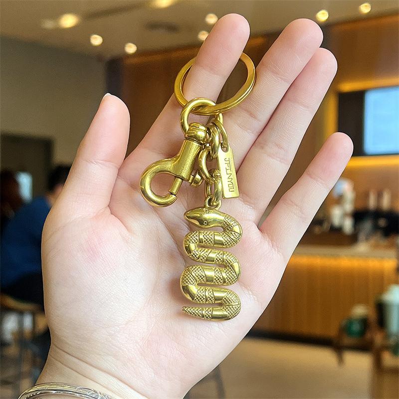 

Креативный маленький золотой змеиный брелок Модная подвеска для автомобиля Брелок для автомобиля Подвеска для сумки Универсальные аксессуары для сумки