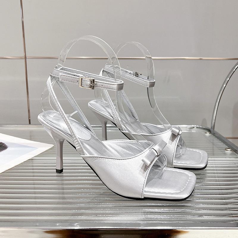 

Французский милый бант квадратный носок открытый носок тонкий каблук крутые тапочки 2025 лето элегантный сказочный стиль высокие каблуки уличная обувь 40 серебряный