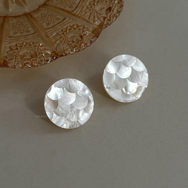 Original Contrasting Wood Beads Fish Scale Pattern Shell Round Earrings French Gentle Earrings Versatile Niche Vacation Earrings