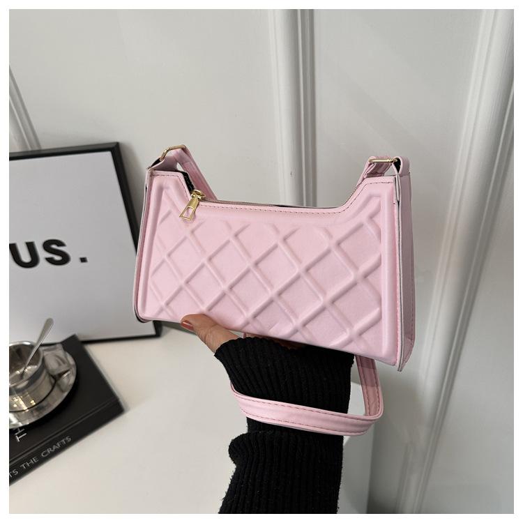 

Лакированная ромбовидная вмятина в иностранном стиле, мода 2024 года, простая повседневная осенняя повседневная сумка для переноски в руке на одно плечо под мышкой, портативная маленькая квадратная сумка розовый