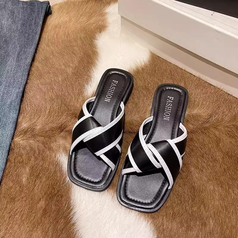 French flat-bottomed cool slippers women's summer outer wear fashion 2025 new Xiaoxiangfeng women's seaside beach sandals