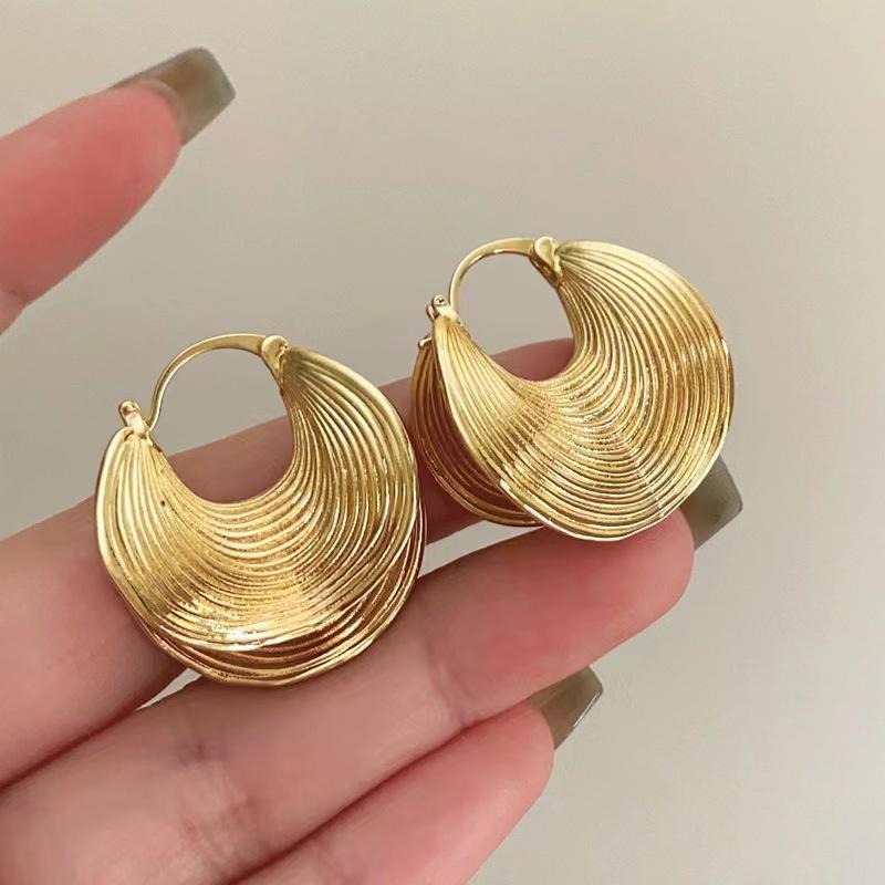 

Retro Personality Gold Color Irregular Geometry Brushed Texture Clam Fanshaped Hoop Earrings for Women Hip-hop Punk Jewelry Gift золотой