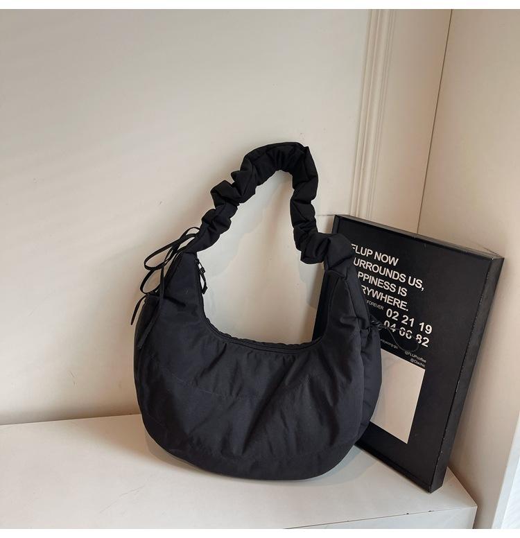

Korean version of versatile literary and leisure commuter women s large-capacity dumpling bag 2025 spring and summer fashion messenger zipper bag