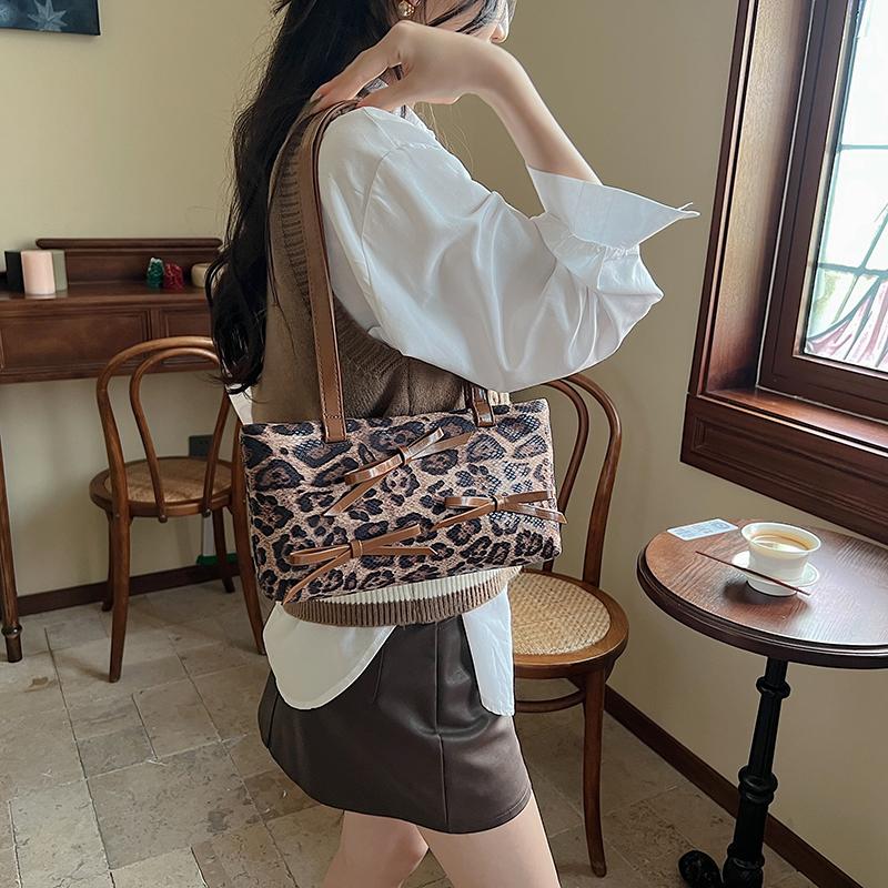 Women Retro Leopard Tote Bag PU Leather Bow Leopard Print Underarm Bag Fashion Armpit Bag Ladies Commute Bag светло-коричневого