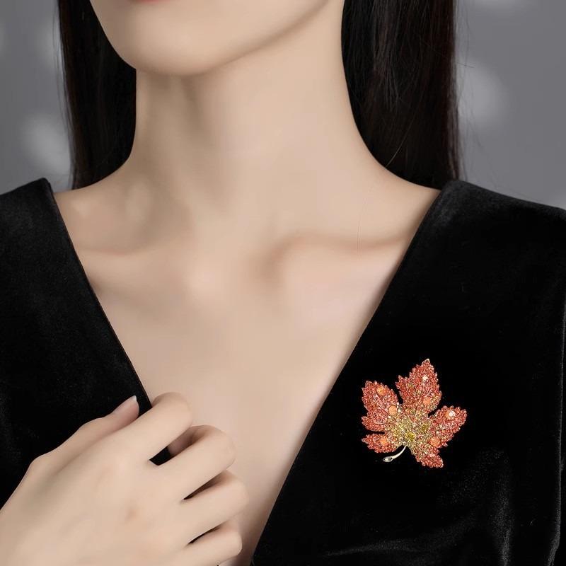 Maple Leaf Brooch, High-end Women's Exquisite Full Diamond Brooch, Retro Niche Suit Coat Corsage, Elegant Accessory