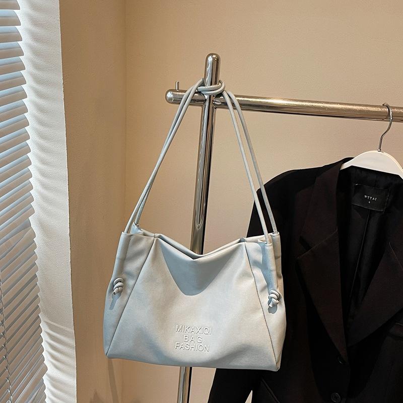 

Женская сумка-тоут 2025 новая простая и удобная наплечная сумка весенняя нишевая сумка под мышкой большой вместимости No specification