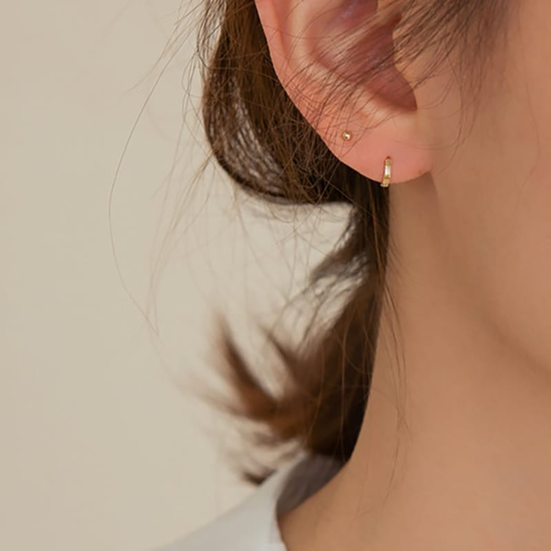 LUNNE 14k Varje Slipad En-Touch Mini Ring Örhängen (14k Guld) #ER03