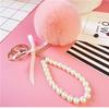 Auto Damen Handtasche Schlüsselanhänger Mode Perlenkette Kristallflasche Schleife Pompon Schlüsselanhänger Flauschiger Pompom Schlüsselanhänger Schmuck