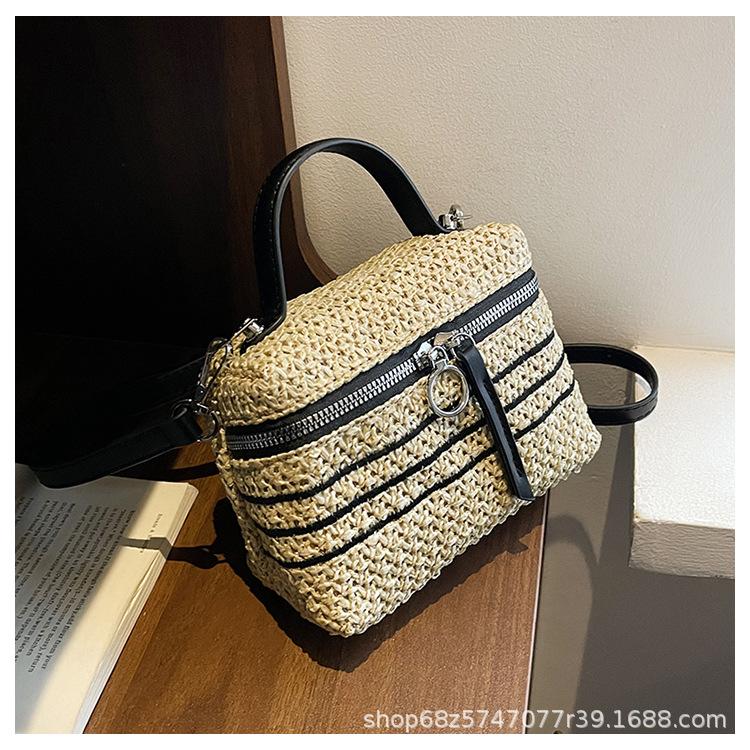 Niche design woven bag women's ins simple small capacity shoulder messenger bag retro versatile portable straw bag