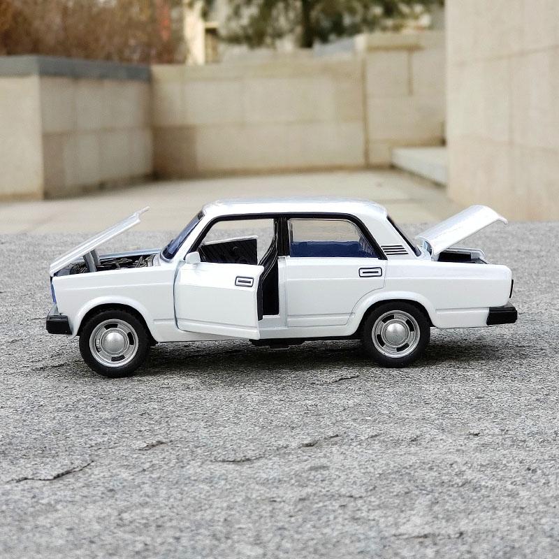 1/32 LADA NIVA Classic Car Alloy Car Model Diecast Metal Toy Car Vehicles Model Simulation Sound Light Collection Childrens Gift
