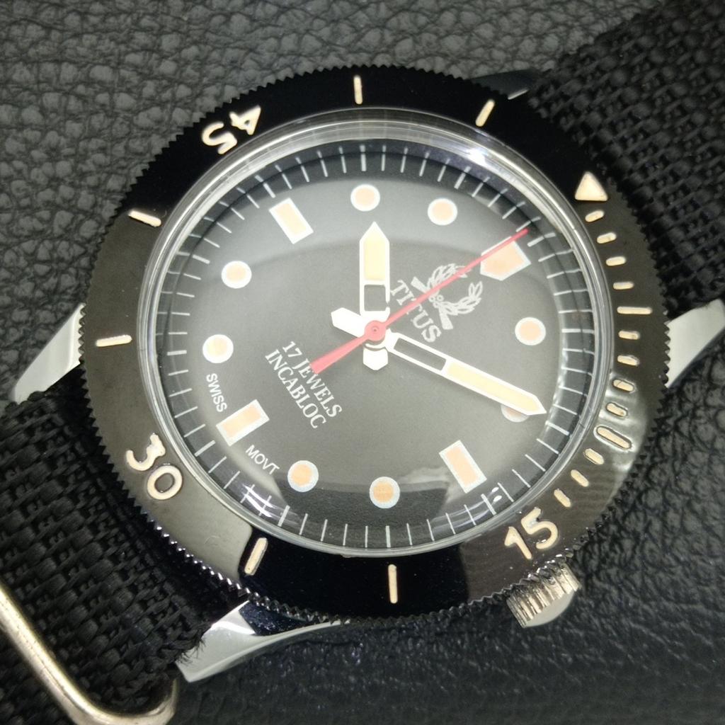 VINTAGE TITUS HAND-WINDING TURNABLE BEZEL SWISS MENS BLACK DIAL WATCH a700223-5 R202-a700223