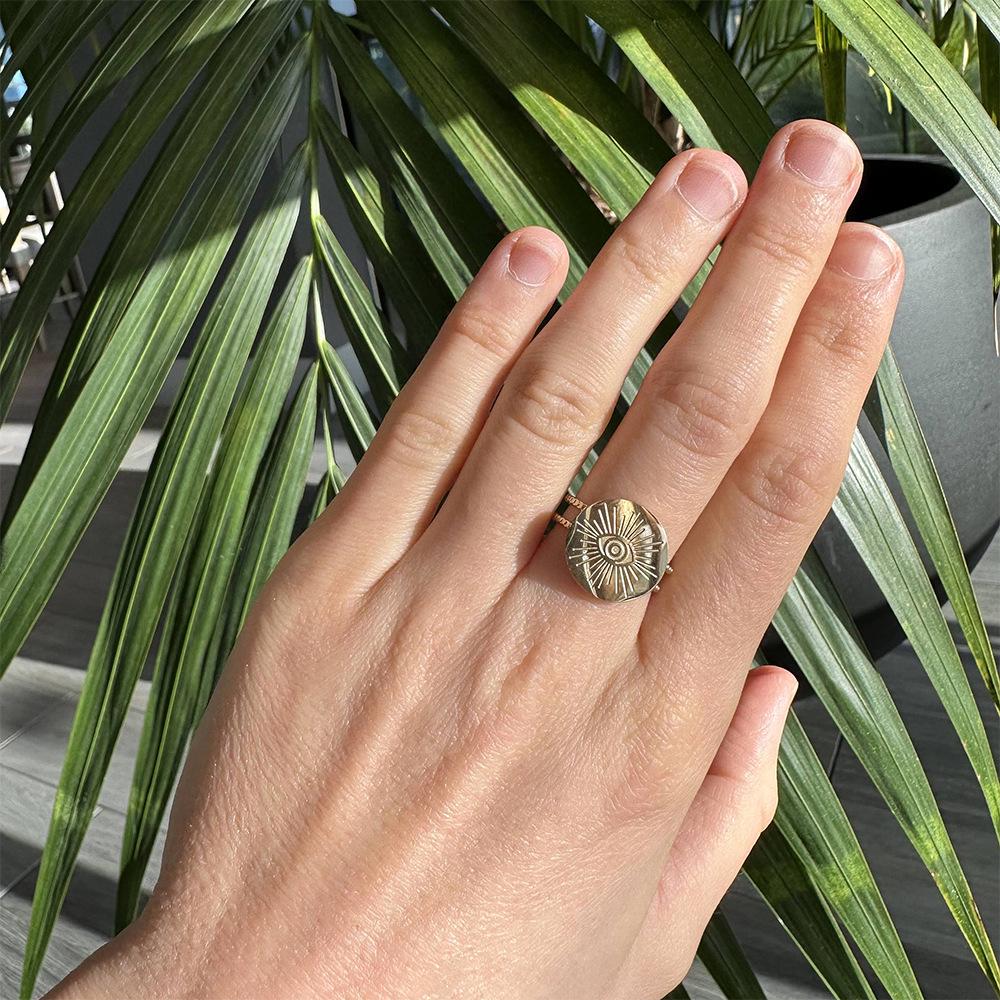 Bague chevalière Totem Œil Maléfique pour Femme - Design Pièce Ronde, Bijoux Tendance Transfrontaliers