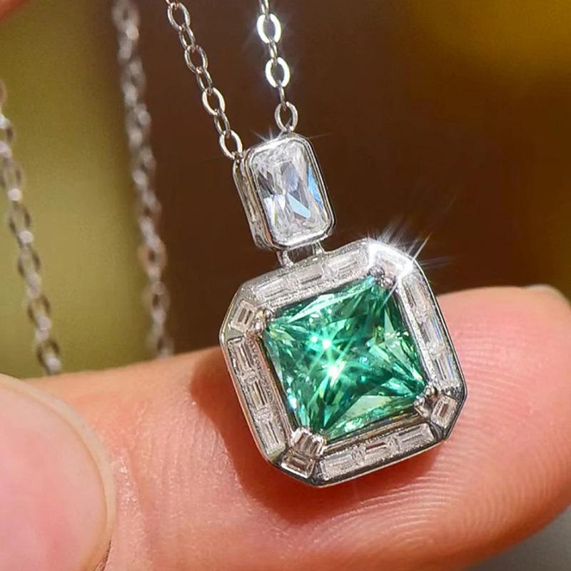 Luxurious Artificial Emerald Pendant Necklace, Embellished with Synthetic Zircon, High-end Jewelry, Holiday Gift, Anniversary Gift
