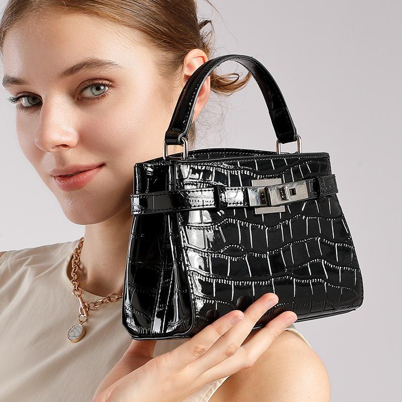 2025 New Style Real Leather Studded Decorative Tassel Lightweight Small Women's Handbag Design Fashion Clutch Women's Single Shoulder