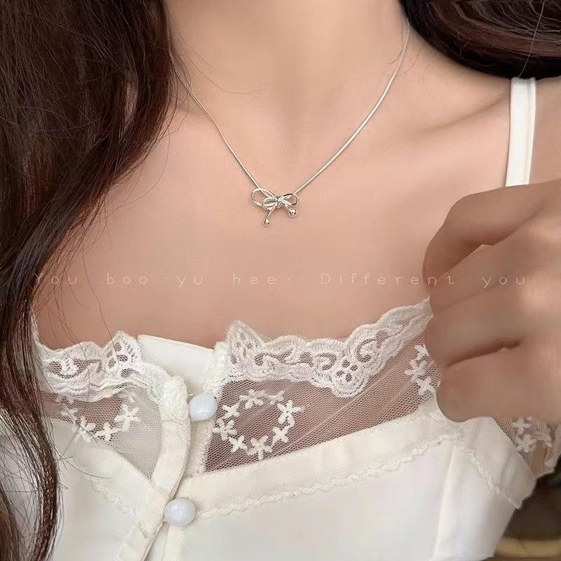 Doppellagige Schmetterlings-Schlüsselbeinkette: Eleganter Damen-Choker mit trendigem Nischen-Anhängerdesign  für 2024.