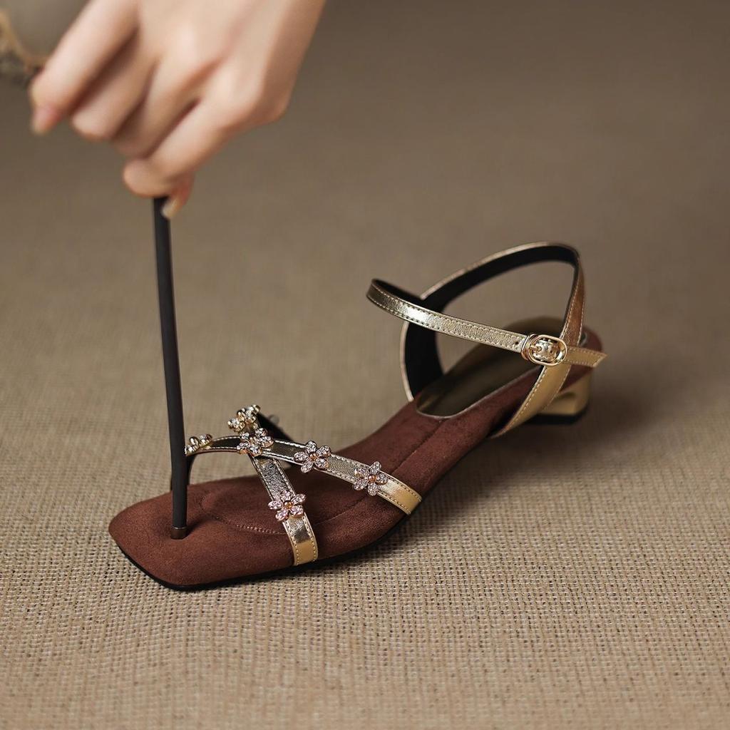 2025 new small sandals for women's summer outer wear, feeling of stepping on shit, low heels, sweat-absorbing soft soles, not tired feet, thin str