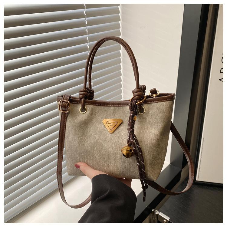 

Niche high-end sense retro contrasting color handbag women s 2025 new messenger bag trendy fashion vegetable basket bucket bag Without pendant серый