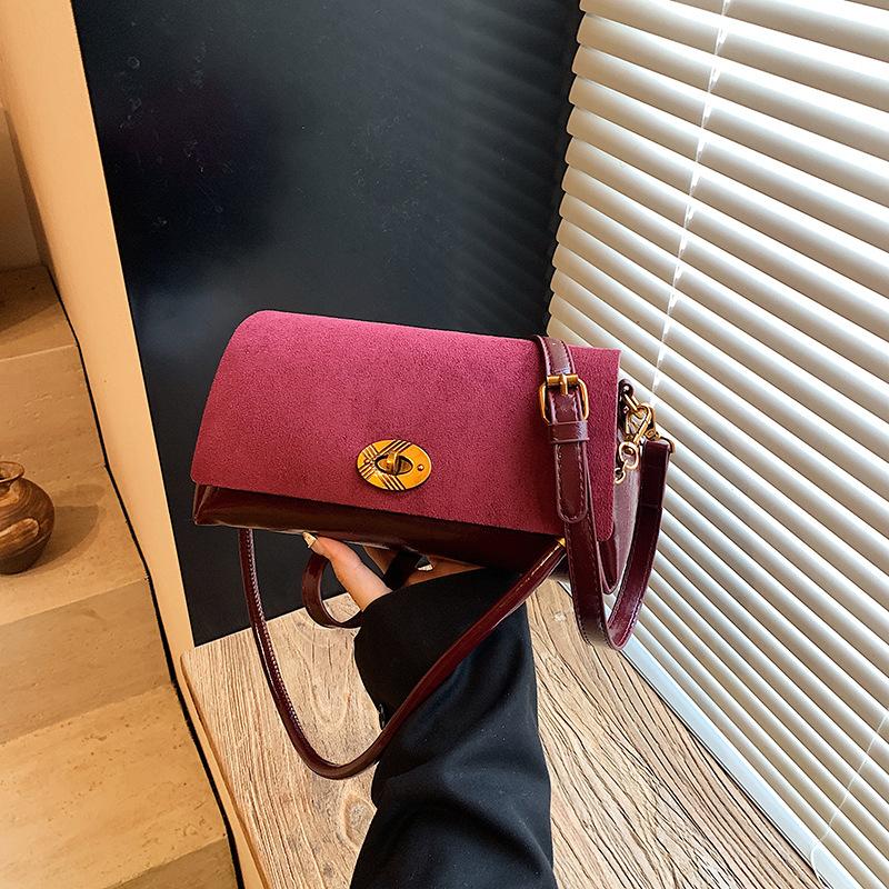 

Minimalist style small square bag 2025 autumn and winter new women s bag light luxury niche shoulder messenger bag fashionable commuter armpit bag бордовый
