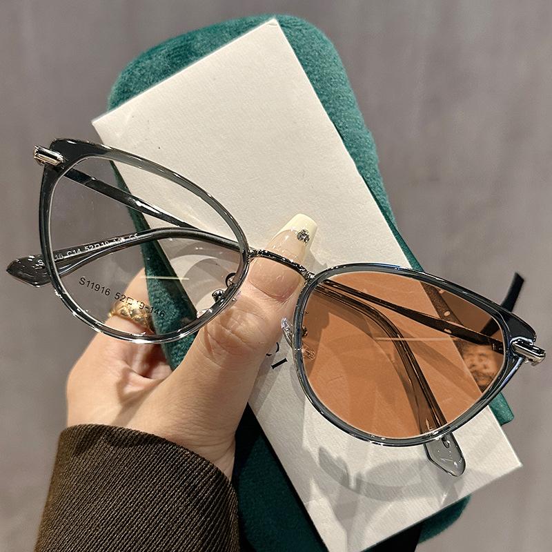 Retro Ultra Light Cat Eye Frame Photochromic Myopia Glasses High-end Color Changing Glasses Anti Blue Light Near Sight Glasses