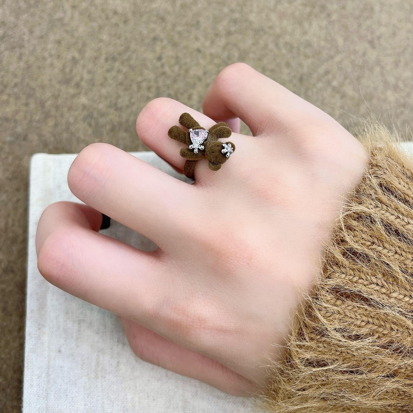 

Комплект из осенне-зимних сережек с бриллиантами и кольца Love в виде медведя-цветка Love Bear Ring темно-коричневого