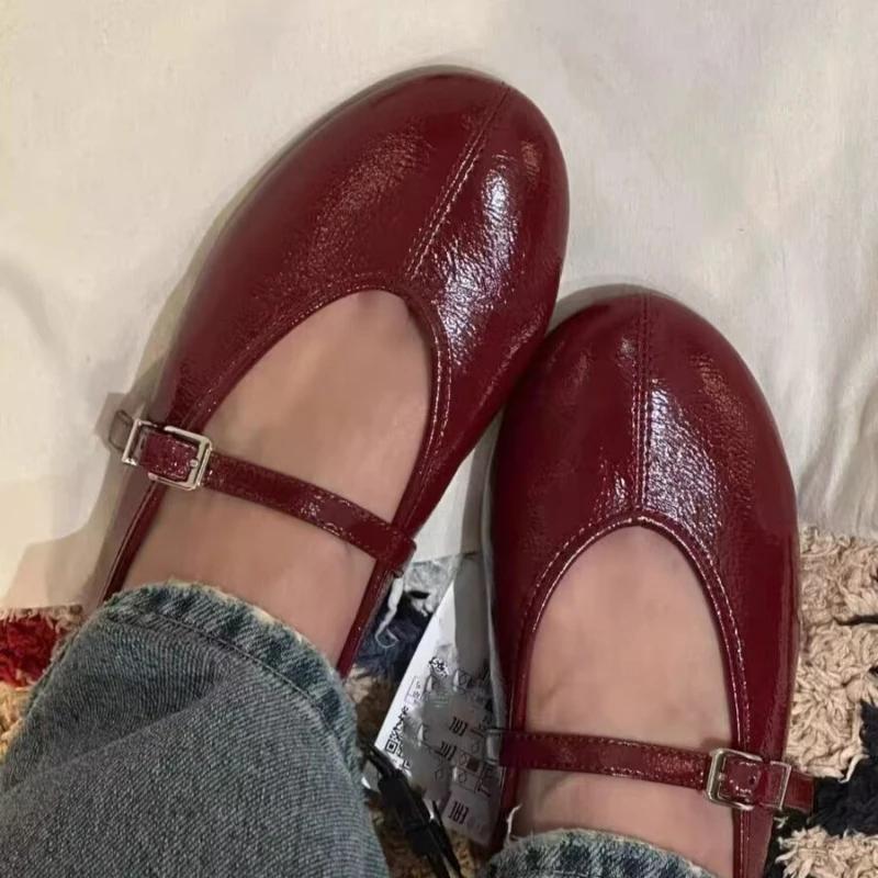 Fashion Comfortable Lightweight Soft Leather Ballet Flats Women Fashion Red Round Toe Belt Buckle Brand Design Shoes Elegant Casual Shoe