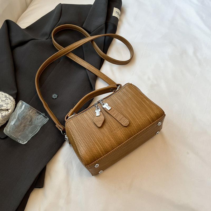 High-end Niche Bag Women's Autumn and Winter Retro New Fashion Messenger Bag Portable Pillow Bag