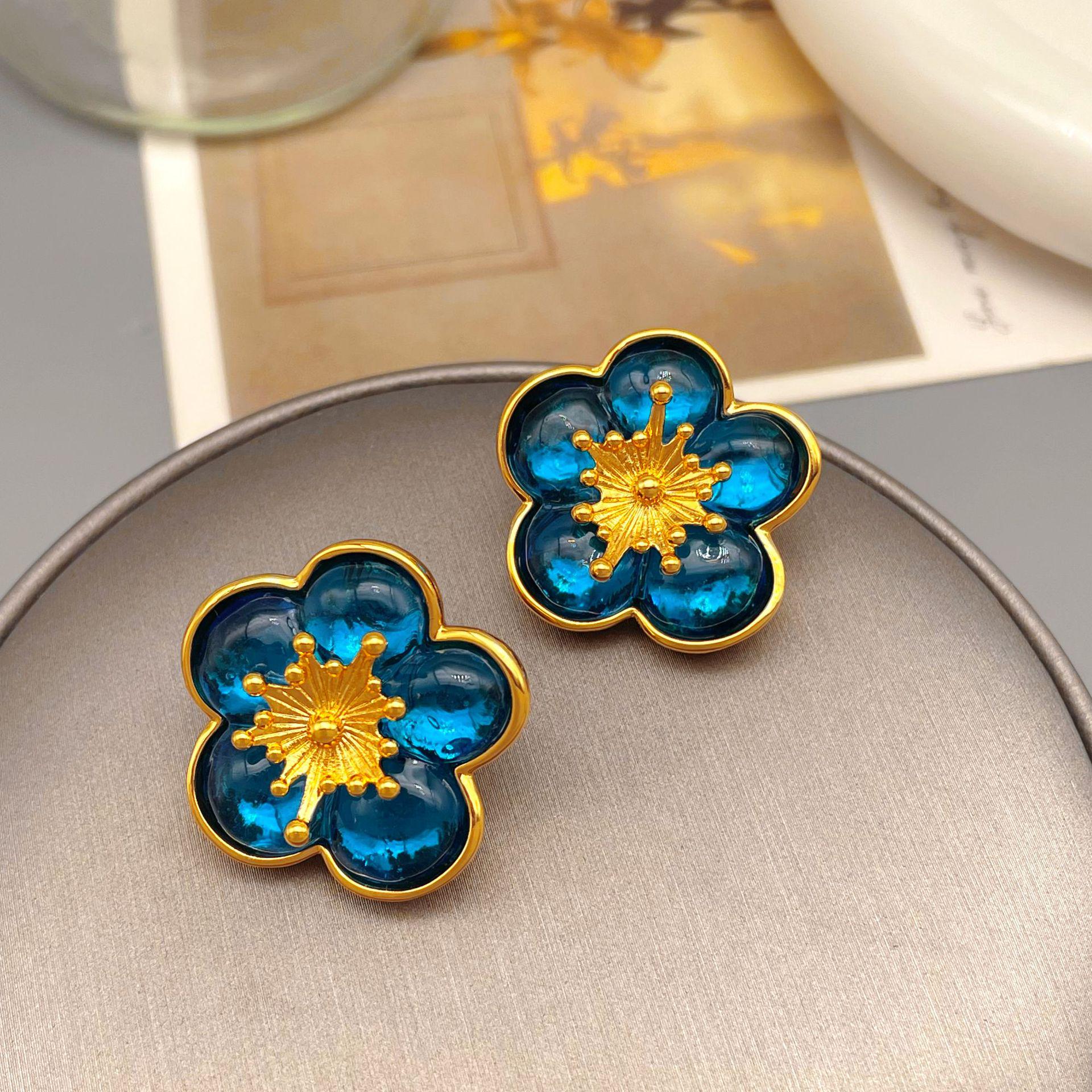 

Серьги-пусеты в стиле французского ретро середины века с цветами из стекла – Элегантные, изысканные пусеты с уникальным дизайном.