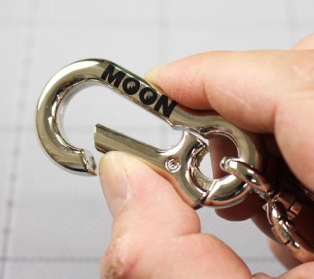 MOONEYES Double Carabiner Keychain Chrome KH-MKR133CH-MON