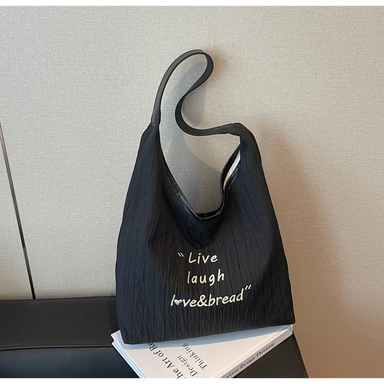 

Large capacity tote bag women s new simple pleated shoulder bag casual versatile lightweight bag чорний