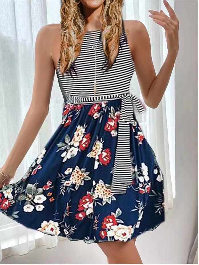 

Женское полосатое платье-жилет с цветочным принтом и кружевной отделкой Small темно-синий