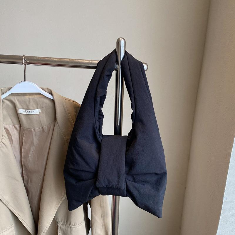 

Casual large-capacity nylon cloth bag women s new versatile bow shoulder bag commuter messenger bag чорний